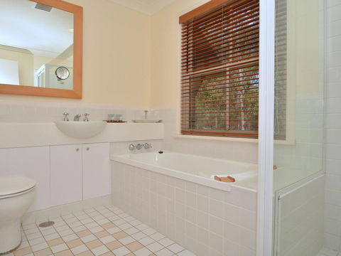 Villa 2br Prosecco Villa Located Within Cypress Lakes Resort - E Caravan Parks 13
