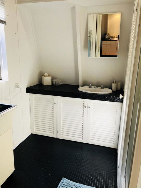 Little Blue Beach House - E Caravan Parks 13