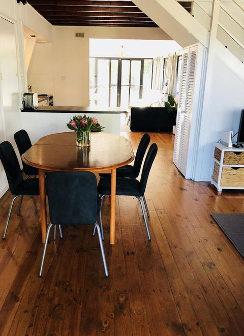 Little Blue Beach House - E Caravan Parks 9