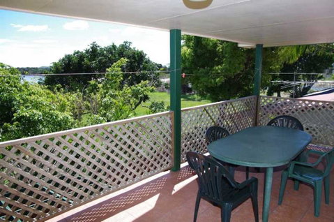 Bellhaven 2, 17 Willow Street - E Caravan Parks 2