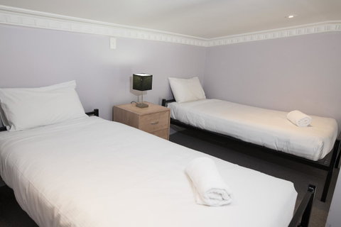 Banjo Paterson Inn - E Caravan Parks 26