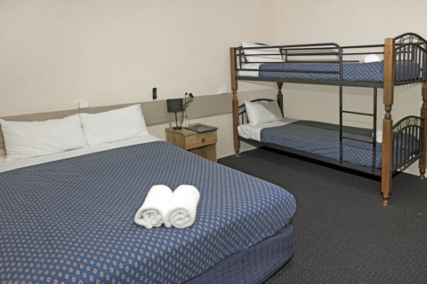 Banjo Paterson Inn - E Caravan Parks 11