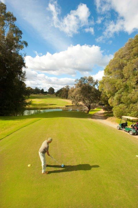 Comfort Suites Clubarham Golf Resort - E Caravan Parks 1