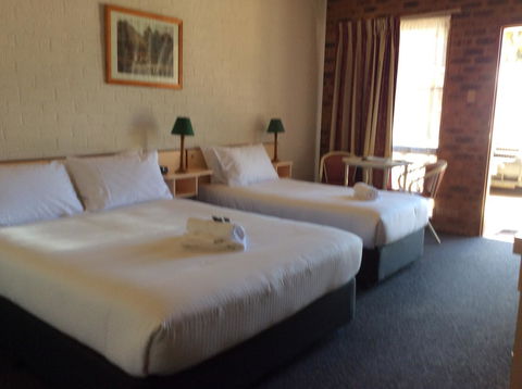 Bega Downs Motor Inn - E Caravan Parks 2