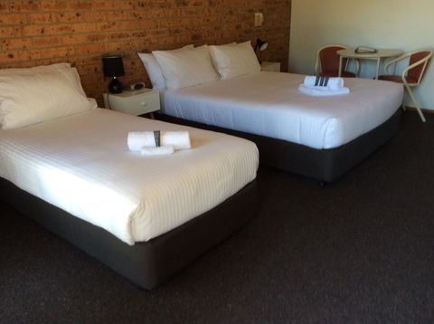 Bega Downs Motor Inn - E Caravan Parks 5