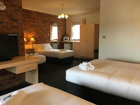Bega Downs Motor Inn - E Caravan Parks 14
