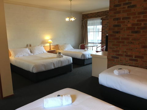 Bega Downs Motor Inn - E Caravan Parks 13