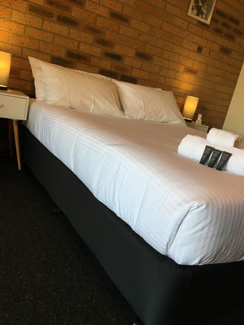 Bega Downs Motor Inn - E Caravan Parks 12
