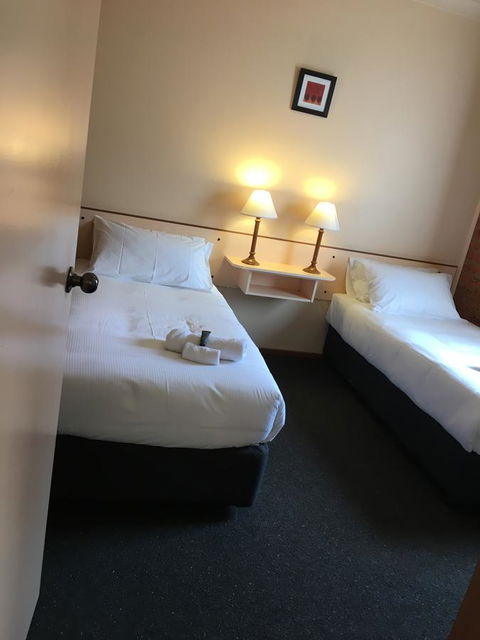 Bega Downs Motor Inn - E Caravan Parks 15