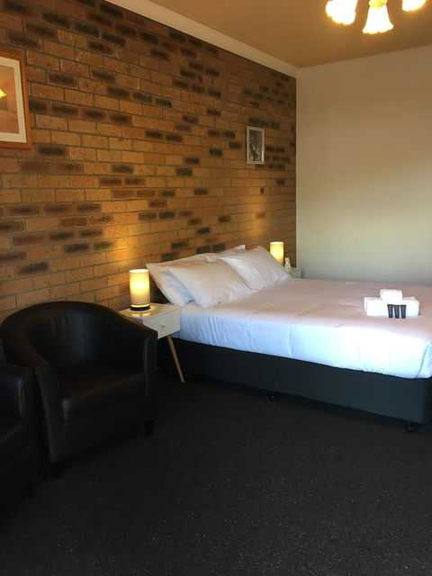 Bega Downs Motor Inn - E Caravan Parks 8