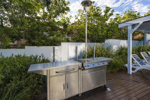Oaks Nelson Bay Lure Suites - E Caravan Parks 7