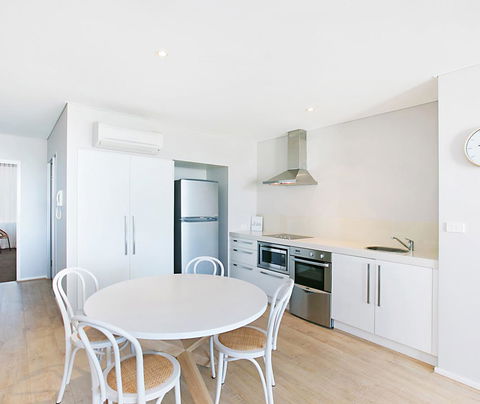 Oaks Nelson Bay Lure Suites - E Caravan Parks 1