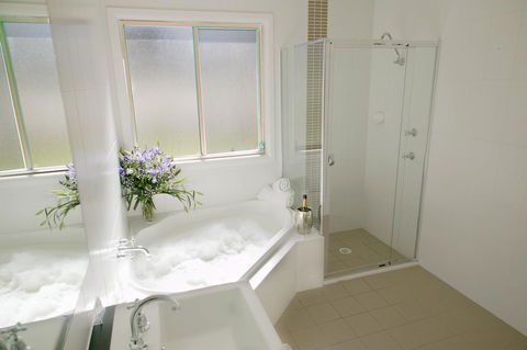 Nightingale Villas - E Caravan Parks 9