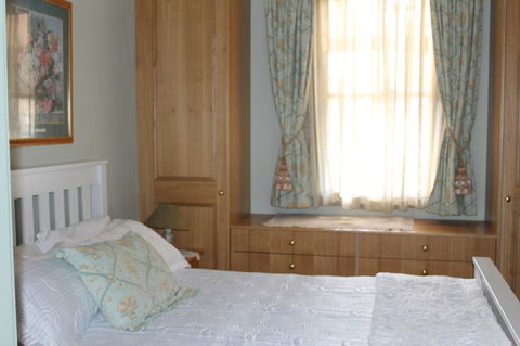 Boot Makers Cottage - E Caravan Parks 11