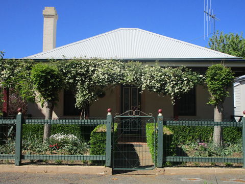 Boot Makers Cottage - E Caravan Parks 1