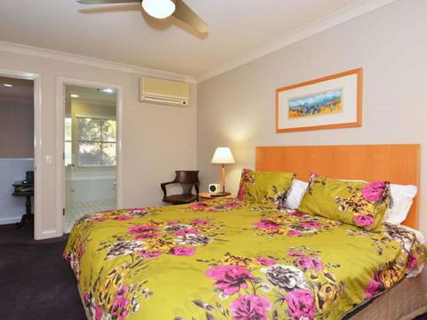 Villa 3br Chianti Villa Located Within Cypress Lakes Resort - E Caravan Parks 9