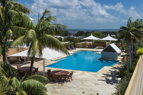 Oaks The Entrance Waterfront Suites - E Caravan Parks 18