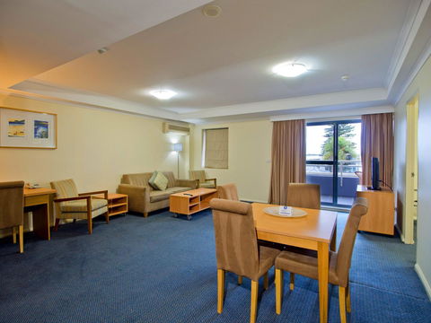 Oaks The Entrance Waterfront Suites - E Caravan Parks 8