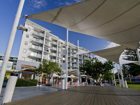Oaks The Entrance Waterfront Suites - E Caravan Parks 7