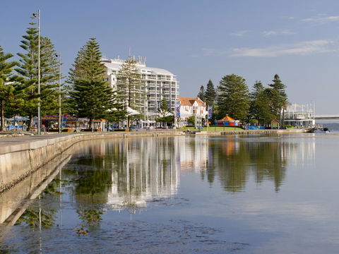 Oaks The Entrance Waterfront Suites - E Caravan Parks 4