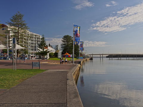 Oaks The Entrance Waterfront Suites - E Caravan Parks 12