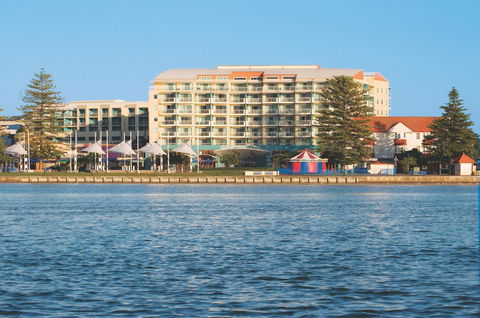Oaks The Entrance Waterfront Suites - E Caravan Parks 9