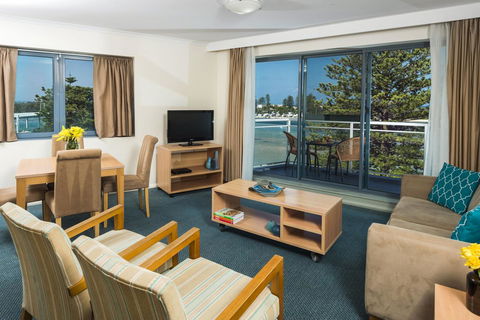 Oaks The Entrance Waterfront Suites - E Caravan Parks 2