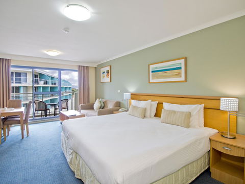Oaks The Entrance Waterfront Suites - E Caravan Parks 10