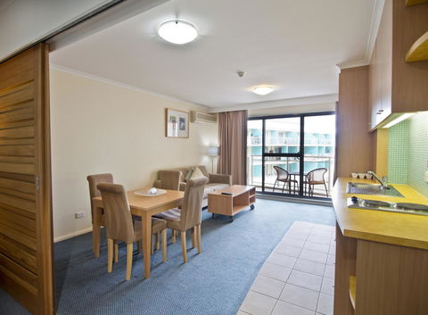 Oaks The Entrance Waterfront Suites - E Caravan Parks 11
