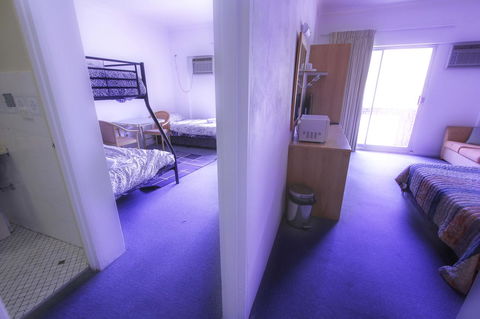 Rest Easy Motel - E Caravan Parks 1