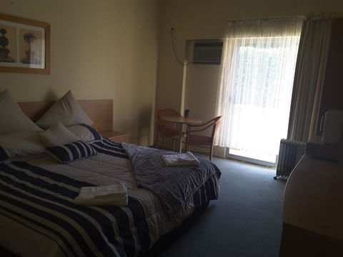 Rest Easy Motel - E Caravan Parks 23