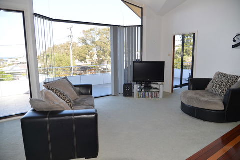 The Boat House - E Caravan Parks 9