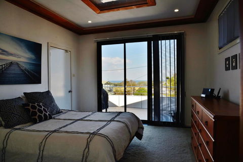 The Boat House - E Caravan Parks 11