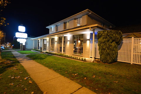 Winning Post Motor Inn - E Caravan Parks 13