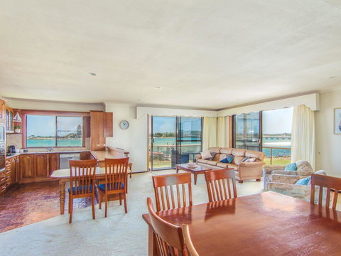 Shoreline 7 - E Caravan Parks 6