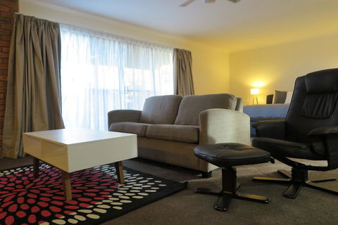 Summerhill Motor Inn - E Caravan Parks 40