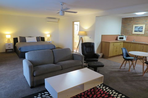 Summerhill Motor Inn - E Caravan Parks 38