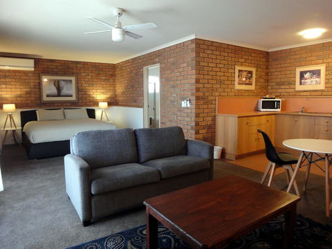 Summerhill Motor Inn - E Caravan Parks 35