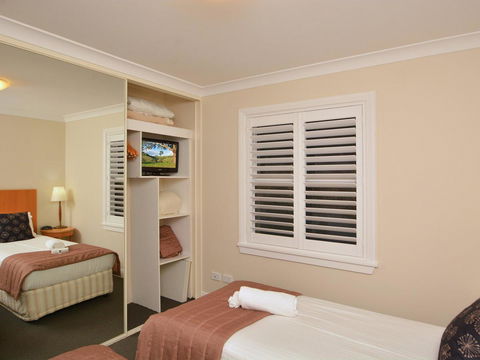 Villa De Saran Located Within Cypress Lakes - E Caravan Parks 10
