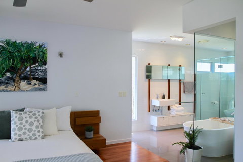 Casuarina Beachfront House - Hostie Properties - E Caravan Parks 8