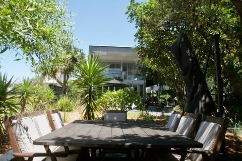 Casuarina Beachfront House - Hostie Properties - E Caravan Parks 14
