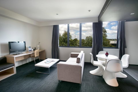 Alpha Hotel Eastern Creek - E Caravan Parks 12