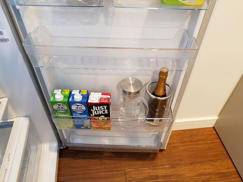 Arena Luxury Beachfront Apartment - E Caravan Parks 18