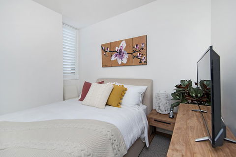 Arena Luxury Beachfront Apartment - E Caravan Parks 24