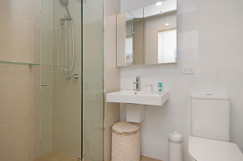 Arena Luxury Beachfront Apartment - E Caravan Parks 42