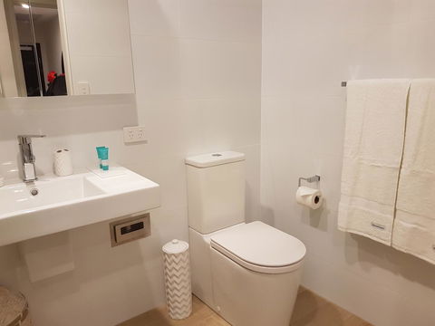 Arena Luxury Beachfront Apartment - E Caravan Parks 30