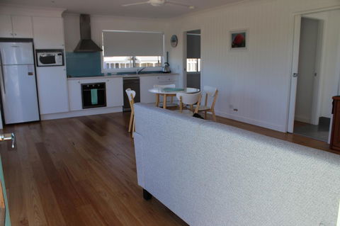 Red Waratah - E Caravan Parks 7