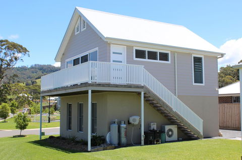 Red Waratah - E Caravan Parks 3