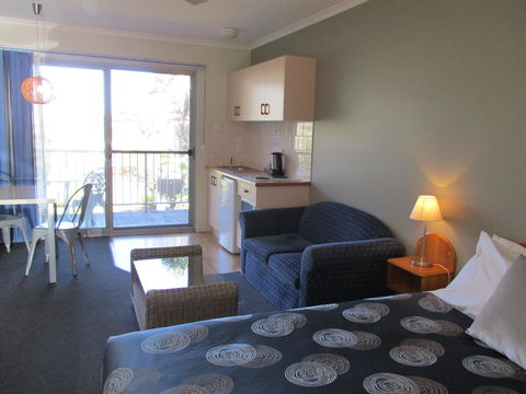 South Seas Motel - E Caravan Parks 11
