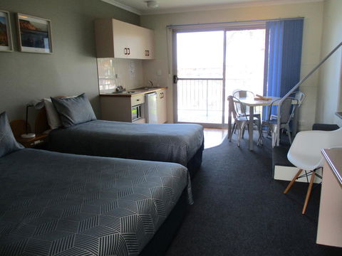 South Seas Motel - E Caravan Parks 9